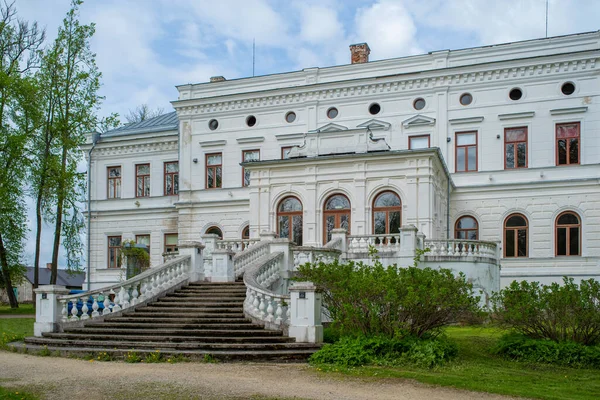 曇った春の日にPuurmani城 1860年にG マンテュッフェルの時代に建てられた 白を基調とした壮大なネオ ルネサンス様式の邸宅 エストニア — ストック写真