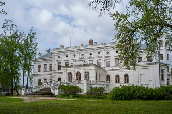 普玛尼城堡在多云的春日 宏伟的新文艺复兴风格庄园 Neo Renaissance Manor 白色主楼建于1860年G Mannteuffel时代 爱沙尼亚 图库图片