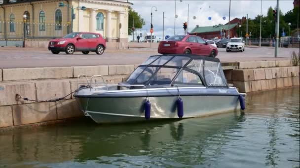 在平静的晴天 小船停泊在赫尔辛基的码头上 赫尔辛基市 后面有车在开 — 图库视频影像
