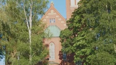 Finlandiya 'daki Forssa Kilisesi (Fin Forssan Kirkko) güneşli bir yaz gününde.