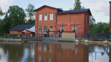 Forssa, Finlandiya 'da Loimijoki nehrinin kıyısındaki eski pamuk fabrikası ve Kuhalankoski barajı