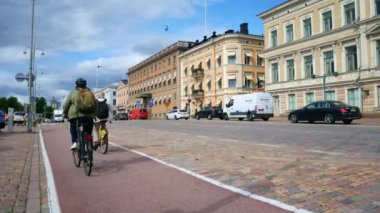 Güzel Helsinki şehri. Büyük bir şehirde farklı ulaşım şekilleri kavramı - arabalar, bisikletler, elektrikli scooterlar vs..