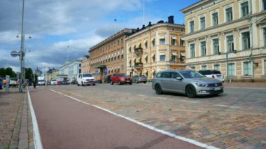 Güzel Helsinki şehri. Büyük bir şehirde farklı ulaşım şekilleri kavramı - arabalar, bisikletler, elektrikli scooterlar vs..