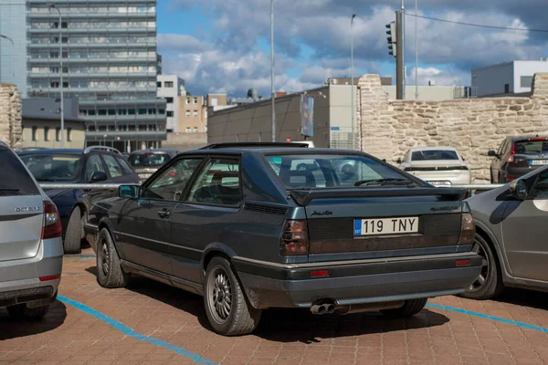 Dunkelblaues Audi Coupe 1986 Einem Sonnigen Herbsttag Der Stadtstraße Geparkt — Stockfoto