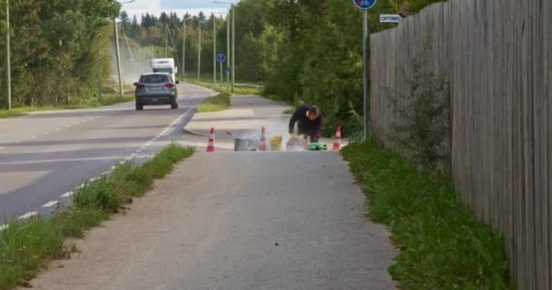 Robotnik Wycinanie Krawężników Elektrycznym Szlifierką Kątową Naprawy Krawężników Ulicznych Kamieniami — Wideo stockowe