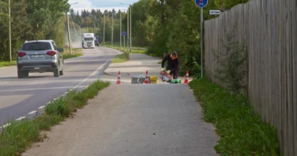 Robotnik Wycinający Krawężniki Elektrycznym Szlifierką Kątową Naprawiający Krawężniki Uliczne Kamieniami — Wideo stockowe