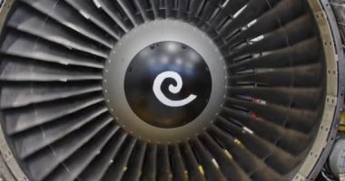 Uçak bakımı kavramı. CFM56 tipi uçak türbininin dönen motorunun yakın çekim görüntüleri. Dönen koni üzerindeki spiral..