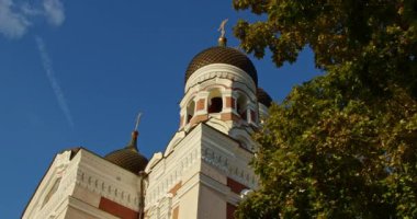 Güneşli bir sonbahar akşamında Tallinn Eski Kasabası 'ndaki Alexander Nevsky Katedrali' nin alçak açılı görüntüsü. Estonya.