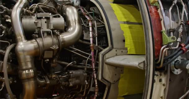 Concept Van Vliegtuigonderhoud Close Panning Shot Van Een Straalturbine Motor — Stockvideo