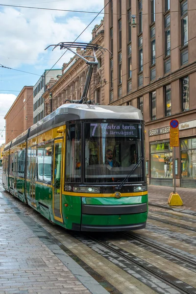 Moderne Groene Tram Het Centrum Van Helsinki Een Zonnige Zomerdag — Stockfoto