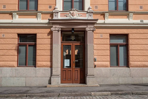 Entrada Edificio Histórico Calle Yliopistonkatu Centro Helsinki Soleado Día Verano —  Fotos de Stock