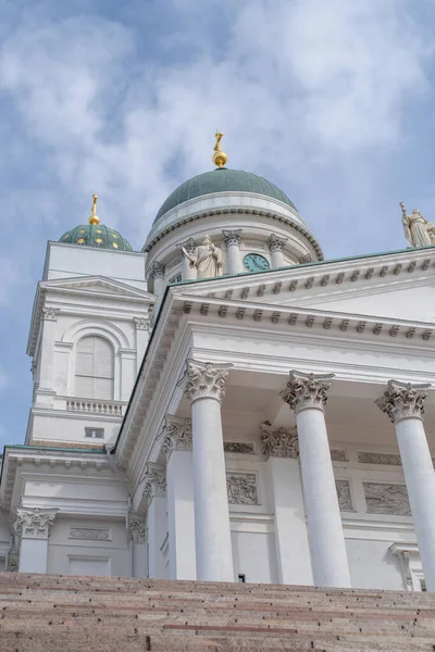 Χαμηλή Γωνία Άποψη Του Καθεδρικού Ναού Του Ελσίνκι Φινλανδικά Helsingin — Φωτογραφία Αρχείου