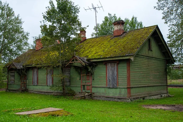 Vechea Gară Abandonată Din Lemn Din Sonda Într Vară Tulbure — Fotografie, imagine de stoc