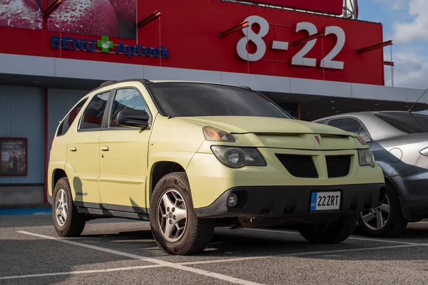 Yellow Pontiac Aztek 2003 Garé Devant Une Épicerie Lors Une Images De Stock Libres De Droits