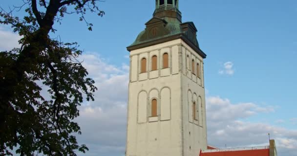 Zdjęcie Przechylne Kościoła Mikołaja Starym Mieście Tallinie Słoneczny Jesienny Wieczór — Wideo stockowe