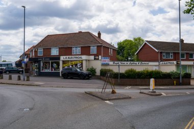 Norwich, UK- 17 Mayıs 2025: Norwich, İngiltere 'de kapanış satışıyla yerel elektrik ve aydınlatma perakende mağazaları. Dükkanları ve park alanı olan geleneksel tuğla ticari binalar..