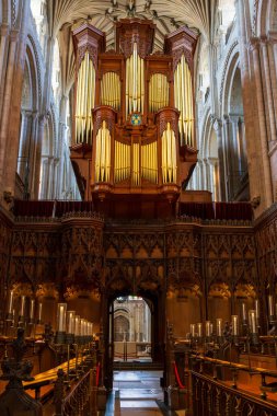 Norwich, UK- 17 Mayıs 2025: Norwich Katedrali 'nde ortaçağ korosu ekranında altın org boruları, oyulmuş ahşap işçiliği ve İngiltere' de Gotik mimarisi yer alıyor.