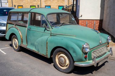 Norwich, UK- 17 Mayıs 2025: 1950 'lerden kalma klasik turkuaz yeşili klasik bir araba.