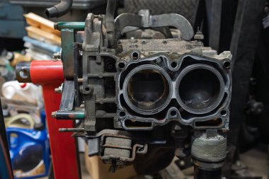 Mekanik atölyesindeki tadilat sırasında İkiz Silindir Motor Baş Bloğu 'na yakın çekim. Otomotiv İçten Yanma Motor Bileşeni Onarım, Bakım ve Yeniden İnşa Hizmeti