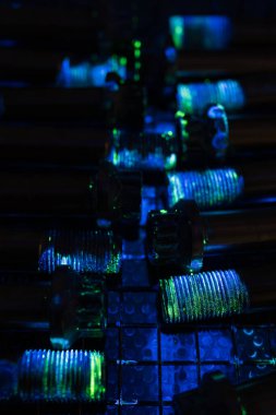 Ultraviyole ışınları altında floresan Penetrant testi. Yıkım Olmayan Test Yöntemi İplik Bulma ve Kalite Denetimi İçin Mavi-Yeşil Işıltı Gösteriyor