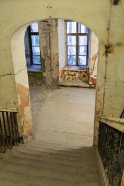Mahvolmuş Cezaevi Merdiveni İçi Kemerli Giriş ve Yıkılan Sarı Alçı Duvarlar Terk Edilmiş Cezaevi Şehir Çürümesi Tarihi Kurumsal Bina Arkaplanı
