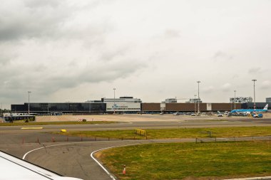 Amsterdam, Hollanda - 24 Mayıs 2025: Schiphol Havaalanı Amsterdam kargo terminali büyük bir Avrupa lojistik merkezinde gri bulutlu bir gökyüzü altında uçak ve pist altyapısı