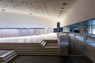 Tallinn Belediye Binası 'nda terk edilmiş koridorda beton platformlar, pürüzsüz beyaz tavan, cam duvarlar, modern mimari ve boş bir koridorda atmosferik doğal ışıklandırma vardı.