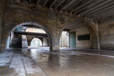 Terkedilmiş Tallinn Belediye Binası 'nın girişi etkileyici tuğlalı kemerler, geleneksel tahta kiriş tavan yapısı, yıpranmış fayans döşemesi ve tarihi tasarım detayları ile kaplıdır.