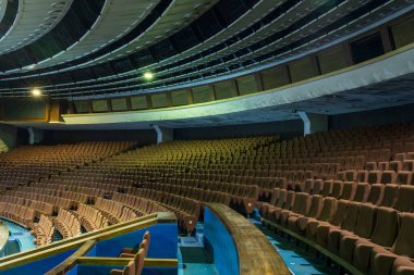 Terk Edilmiş Tallinn Belediye Tiyatrosu İçişleri, Terk Edilmiş Estonya Hükümeti Konser Salonu 'nda Salon Salonları, Eğri Balkon Katları, Akustik Panel Tavan ve Mavi Halılı Zemin.