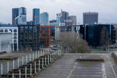 Tallinn, Estonya - 20 Aralık 2025: Çeşitli mimari stiller ve inşaat vinçleriyle modern şehir silueti. Karışık konut ve ticari binaların yer aldığı çağdaş kentsel gelişim