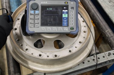 Taşınabilir Eddy Geçerli Test Ekipmanı ve Sonda Cihazı Kullanılarak Uçak Tekerleği Denetimi. Uçak İniş takımlarındaki çatlakları ve kusurları tespit etmek için Yapısal Olmayan Test Yöntemi