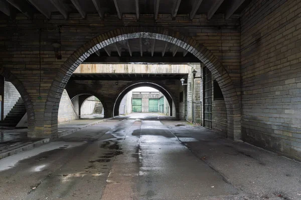 Terk Edilmiş Belediye Binası 'nın dışındaki Islak Köşk' lü Tuğla Tünel Geçidi. Çoklu Kemer, Simetrik Perspektif ve Endüstriyel Tasarım Elemenleri