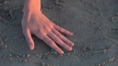 Melankolik kız sahilde