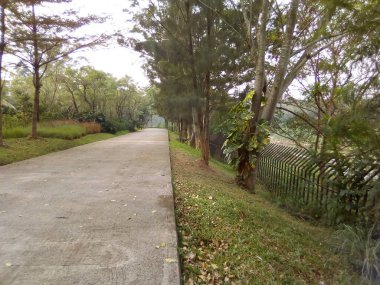 Endonezya 'daki alışveriş merkezinin çevresindeki sokak.