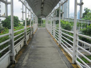 Endonezya 'da Otobüs Duraklarına Çıkış ve Giriş Yolları