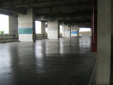 Alışveriş merkezindeki otopark.