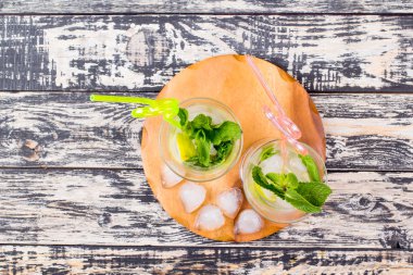 Mojito bir tepsi üzerinde iki bokla kokteyl