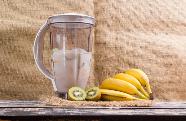 Kivi ve muz karıştırıcı kokteyl