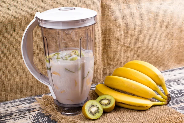 Cocktail från en kiwi och banan i mixer — Stockfoto