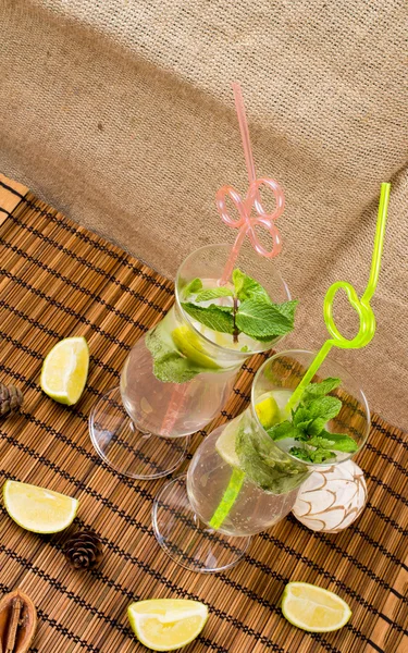 Cocktail di mojito in due bokla su un tappetino — Foto Stock