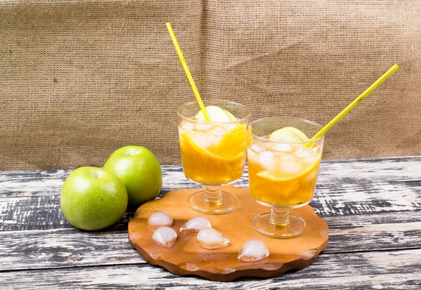Cocktail da mela e un limone — Foto Stock