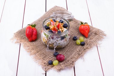 Müsli, meyve, çilek bir kapta