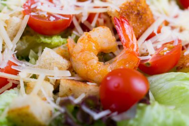 Sezar salata karides ile bir 