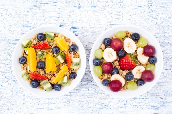 Muesli, frutas, bayas en un tazón en un — Foto de Stock