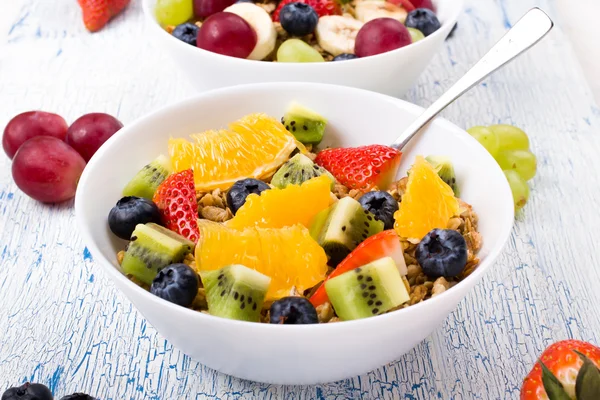 Muesli, frutas, bayas en un tazón en un — Foto de Stock