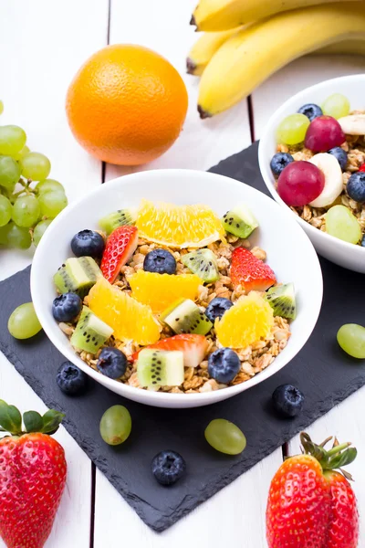Muesli, frutas, bayas en un tazón en un — Foto de Stock