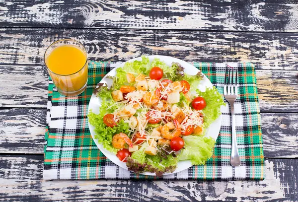 Ensalada César con camarones en una — Foto de Stock