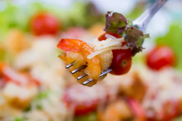 Ensalada César con camarones en una — Foto de Stock