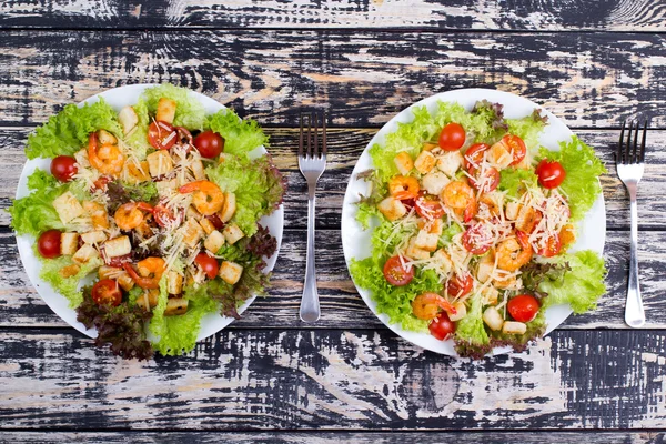 Ensalada César con camarones en una — Foto de Stock