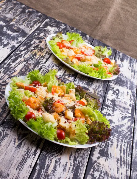 Ensalada César con camarones en una — Foto de Stock